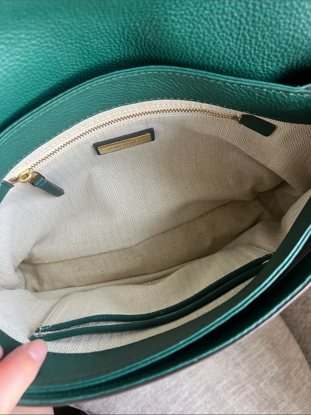 Authentic Tory Burch Emerald Green Leather Flap Crossbody with Gold Logo - Picture 9 of 10